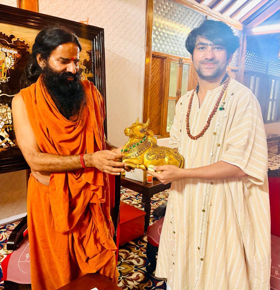 bageshwardham's tweet photo. परम श्रद्धेय आचार्य बालकृष्ण जी को बागेश्वर परिवार की ओर से जन्मदिन की हार्दिक शुभकामनाएं…इस पुनीत अवसर पर पूज्य सरकार ने आचार्य जी को शुभकामना दी और योगऋषि स्वामी रामदेव से भी भेटवार्ता की…
#AcharyaBalkrishna #HappyBirthdayAcharyaBalkrishna #AcharyaJi #Patanjali #Ayurveda #Yoga #SanatanDharma #SpiritualLeader #IndianCulture #HealthAndWellness #BirthdayWishes #SanskarTV
