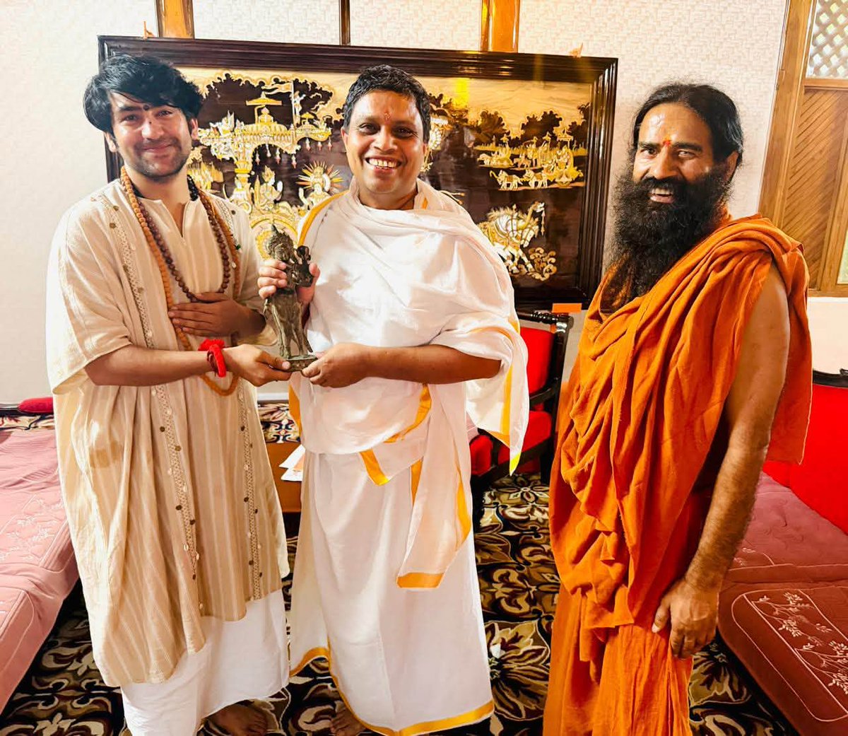 bageshwardham's tweet photo. परम श्रद्धेय आचार्य बालकृष्ण जी को बागेश्वर परिवार की ओर से जन्मदिन की हार्दिक शुभकामनाएं…इस पुनीत अवसर पर पूज्य सरकार ने आचार्य जी को शुभकामना दी और योगऋषि स्वामी रामदेव से भी भेटवार्ता की…
#AcharyaBalkrishna #HappyBirthdayAcharyaBalkrishna #AcharyaJi #Patanjali #Ayurveda #Yoga #SanatanDharma #SpiritualLeader #IndianCulture #HealthAndWellness #BirthdayWishes #SanskarTV
