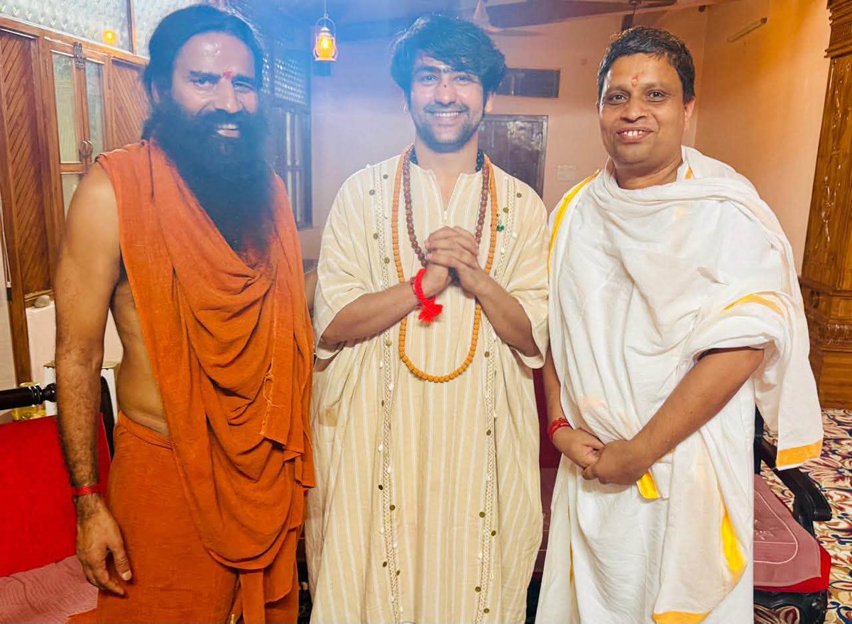 bageshwardham's tweet photo. परम श्रद्धेय आचार्य बालकृष्ण जी को बागेश्वर परिवार की ओर से जन्मदिन की हार्दिक शुभकामनाएं…इस पुनीत अवसर पर पूज्य सरकार ने आचार्य जी को शुभकामना दी और योगऋषि स्वामी रामदेव से भी भेटवार्ता की…
#AcharyaBalkrishna #HappyBirthdayAcharyaBalkrishna #AcharyaJi #Patanjali #Ayurveda #Yoga #SanatanDharma #SpiritualLeader #IndianCulture #HealthAndWellness #BirthdayWishes #SanskarTV