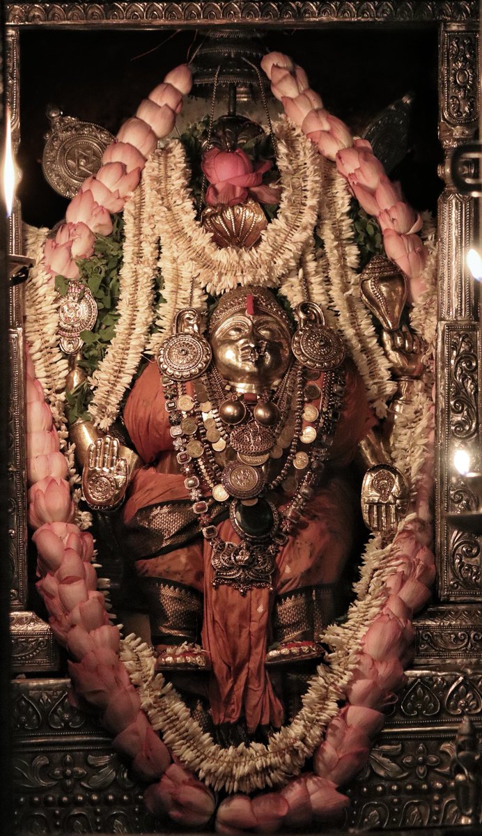 KateeluOfficial's tweet photo. ಕಟೀಲು ಶ್ರೀ ದುರ್ಗಾಪರಮೇಶ್ವರಿ ಅಮ್ಮನವರು ಇಂದು ಮಂಗಳವಾರ ಮುಂಜಾನೆ (ದಿನಾಂಕ 04 ಆಗಸ್ಟ್ 2026) ವಿಶೇಷ ಪುಷ್ಪಾಲಂಕಾರದಲ್ಲಿ, ಸ್ವರ್ಣಾಭರಣಭೂಷಿತೆಯಾಗಿ ಕಂಗೊಳಿಸುತ್ತಿರುವ ಮಲ್ಲಿಗೆ ಪ್ರಿಯೆ ಭ್ರಾಮರೀ

Kateel Shri Durgaparameshwari amma in today's special alankara. 

#Kateel #Durgaparameshwari #KateeluOfficial https://t.co/EQ2h7WEVRq