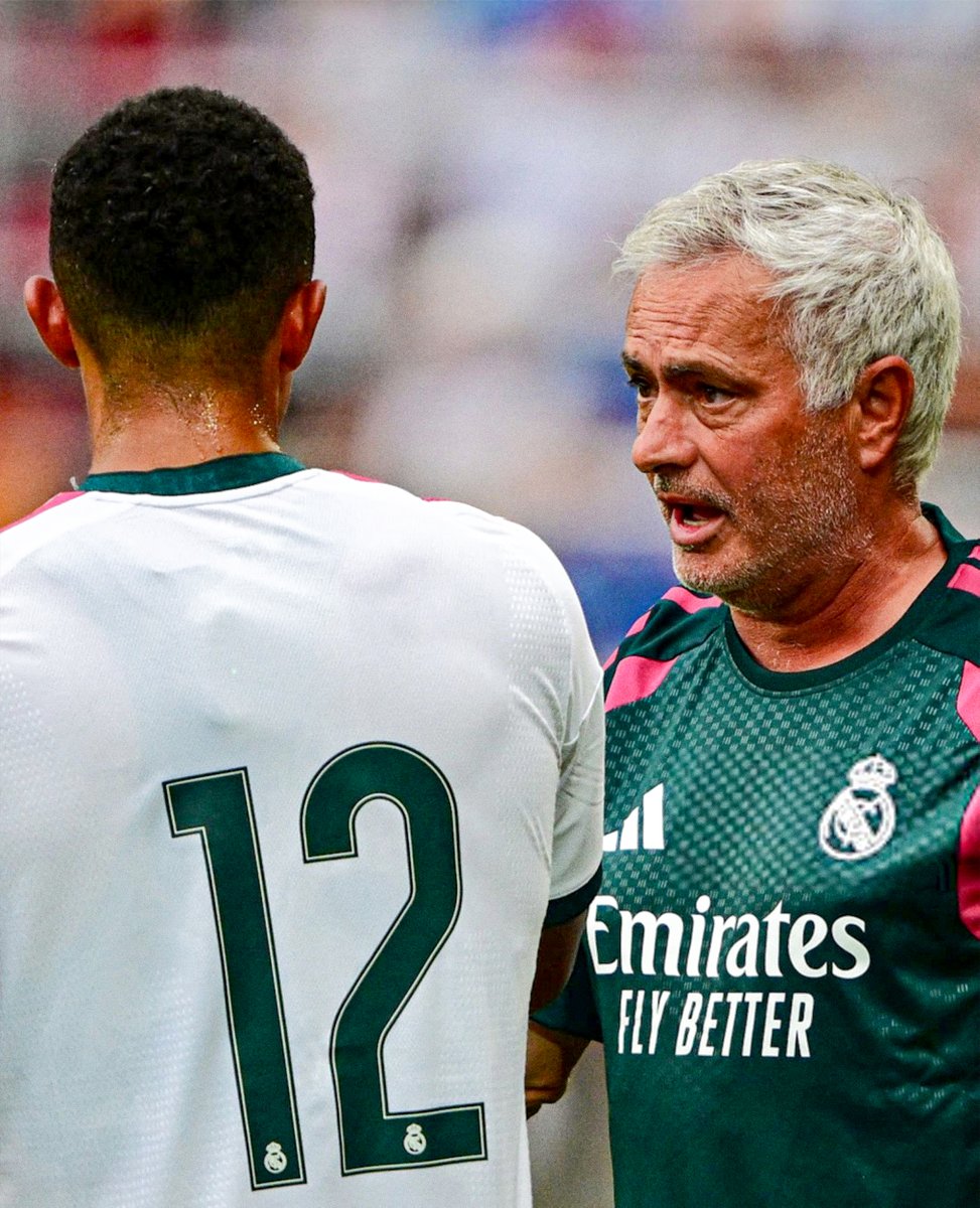 idextratime's tweet photo. Mourinho memahami jika TAA itu bukan bek biasa.

Saat melawan Fiorentina kemarin, Trent Alexander-Arnold dimainkan sebagai GELANDANG ketika Real Madrid menguasai bola dan bukan sebagai bek kanan.

Ini bagian dari rencana Mourinho untuk menambah KREATIVITAS dan kemampuan build-up dari lini tengah. 🧠⚪

📝 @diarioas