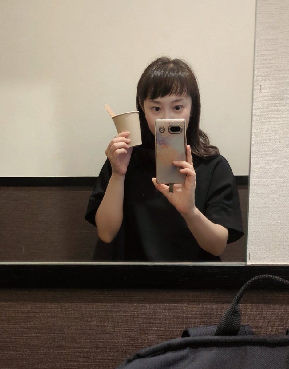 4rochan's tweet photo. ラジオ出演終わってM-1の集合時間までの間、奮発して漫喫で休んでる😶めっちゃ楽しい〜！(いずみ談) https://t.co/1Z299bPkZU