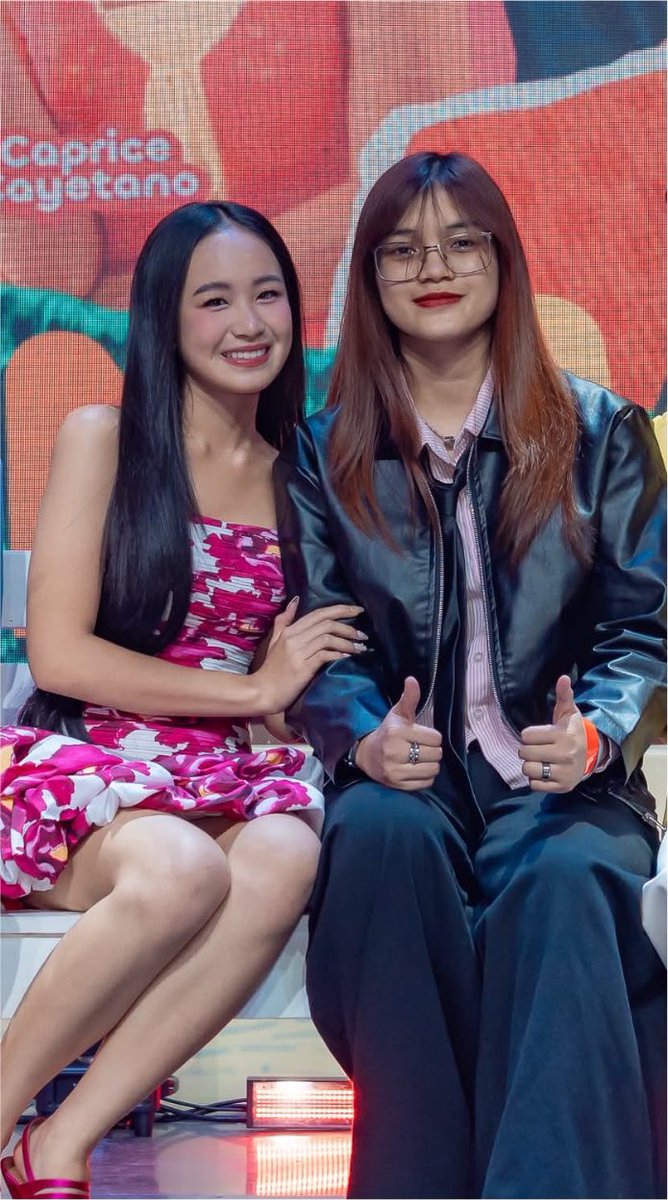_userneymm's tweet photo. Kleo - 1
Krystal - Mejes

WUSBWKHDIEHDIWBS kinikilig ako omg ugang uga ako huhu pasensya na kau https://t.co/4IVAT9WVBC