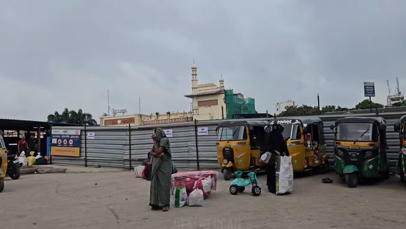 hydinfra's tweet photo. #Nampallystation #Progressupdate 🚧
Major portion of Nampally Railway Station's Main Terminal Building has been demolished as part of the ₹309 crore redevelopment
Work on the Metro connectivity skywalk has also begun
📷 : desideccan/vkpsinfra hub https://t.co/SoBQdQWyK3