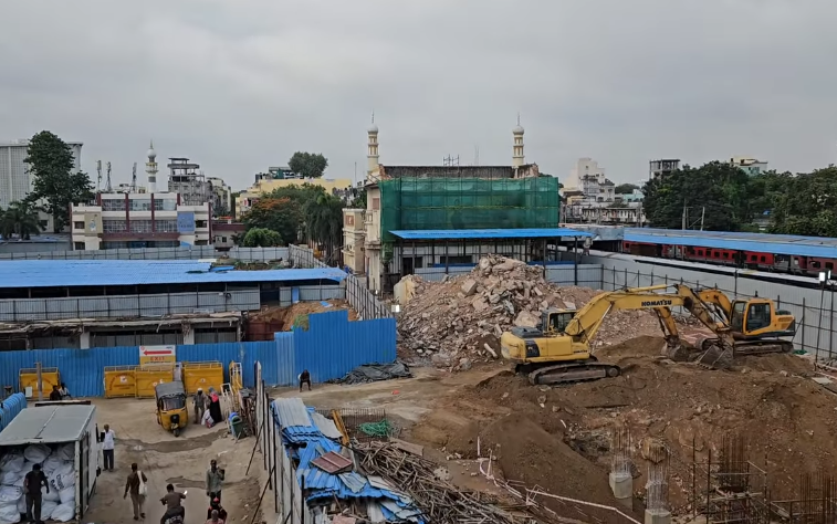 hydinfra's tweet photo. #Nampallystation #Progressupdate 🚧
Major portion of Nampally Railway Station's Main Terminal Building has been demolished as part of the ₹309 crore redevelopment
Work on the Metro connectivity skywalk has also begun
📷 : desideccan/vkpsinfra hub https://t.co/SoBQdQWyK3