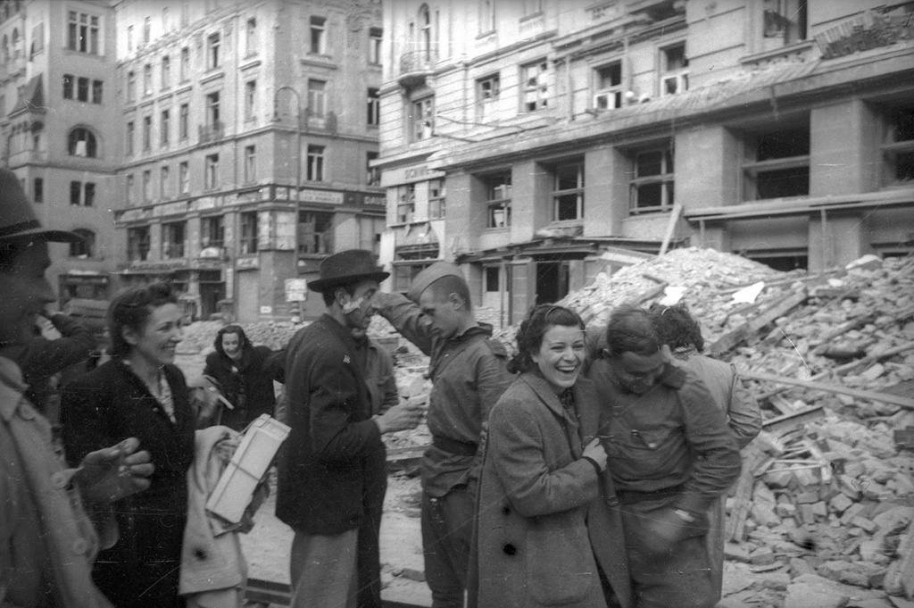phothistory's tweet photo. Жители Вены с советскими солдатами, апрель 1945 года. https://t.co/lXwpC55tCi