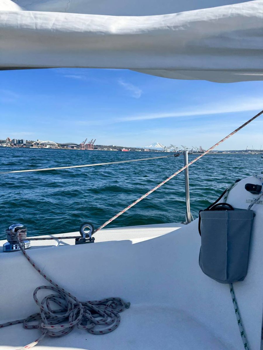 Emmcsarsen's tweet photo. There’s something magical about seeing snow-capped Mount Rainier from the water while sailing past the city. A beautiful Seattle moment that I’ll always remember. ⛵️ https://t.co/PsgKzmkGsK