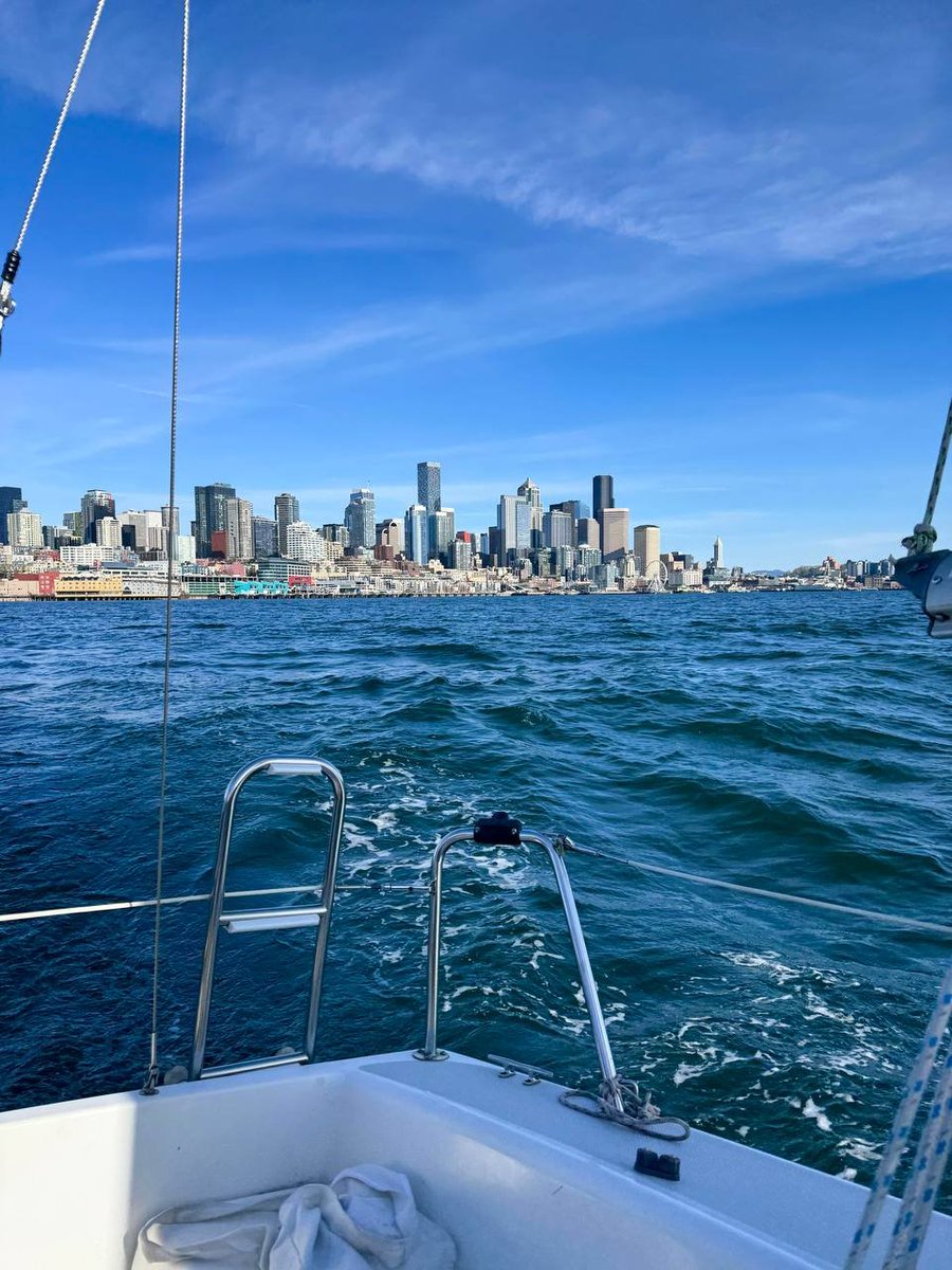 Judcsxowe's tweet photo. There’s something magical about seeing snow-capped Mount Rainier from the water while sailing past the city. A beautiful Seattle moment that I’ll always remember. ⛵️ https://t.co/YdLAKVJ5Lj