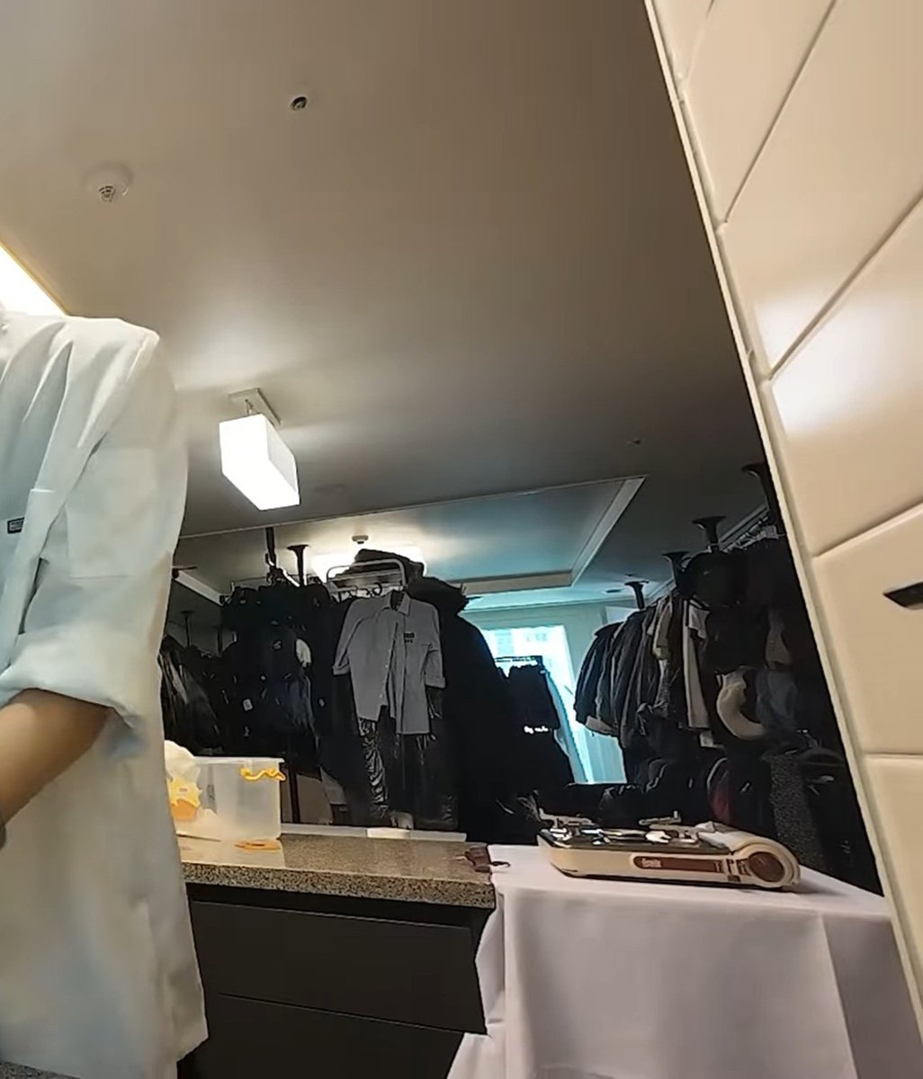 cvcheesy's tweet photo. konsepnyaaa ini lampu nerangin baju😭😭 
bukan nerangin ruangan https://t.co/eG4lhFfmjb