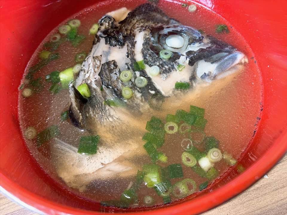 ken_chan0722's tweet photo. 【チヌのアラで作った潮汁は食えるか？】
 「チヌは臭い」という先入観があって、身は食べてもアラは無条件に捨ててたけど、暇つぶしに（？）実験してみた。 
結果…全然いけたわ👍
ちゃんと熱湯で霜降りして臭み抜いてから調理したけどね。
#釣り魚料理
#潮汁 
#うしお汁 
#チヌ 
#黒鯛 https://t.co/5Tfy2fUCIx