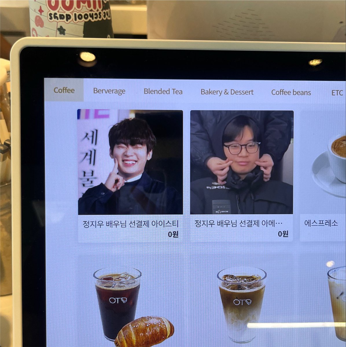 TheJIWOOday's tweet photo. 선결제 음료는 키오스크에서 선택할 수 있습니다 ! https://t.co/lFGJ12BS6U