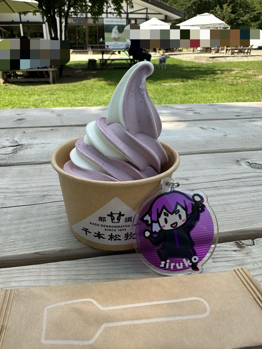 yokayoshi's tweet photo. 今日は涼しいから外に遊びに🚗
千本松牧場のブルーベリーソフト美味い🐶✨ https://t.co/ZbEz0Fma8q