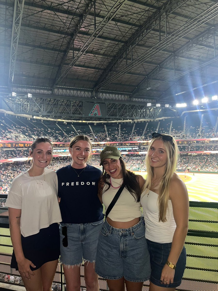 madi_smith1's tweet photo. Introducing the newest members of team Gulf Coast 🇺🇸🌊

A successful day 1 of new hire training wrapped up at an Arizona Diamondbacks game ⚾️ https://t.co/DLVvmBTm3i