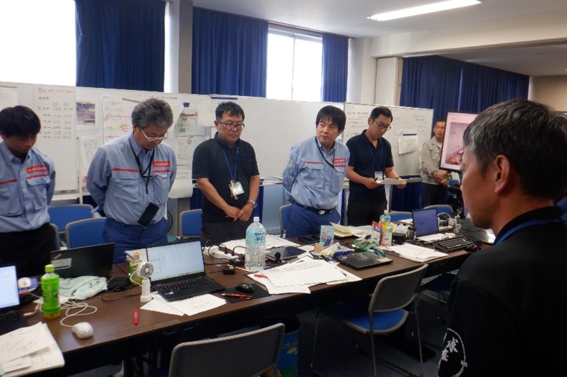 mlit_yatsushiro's tweet photo. 令和８年熊本地震発生から１週間、庁舎のガス・水道が不通の環境下で、被災した職員もいる中、全職員が集まり球磨川・南九道の復旧状況に係る情報共有会議を行いました。八代河川国道事務所は一丸となり復旧復興へ取り組んでいきます！
＃令和８年熊本地震　＃九州地方整備局　＃八代河川国道事務所 https://t.co/vEULFlZrWR