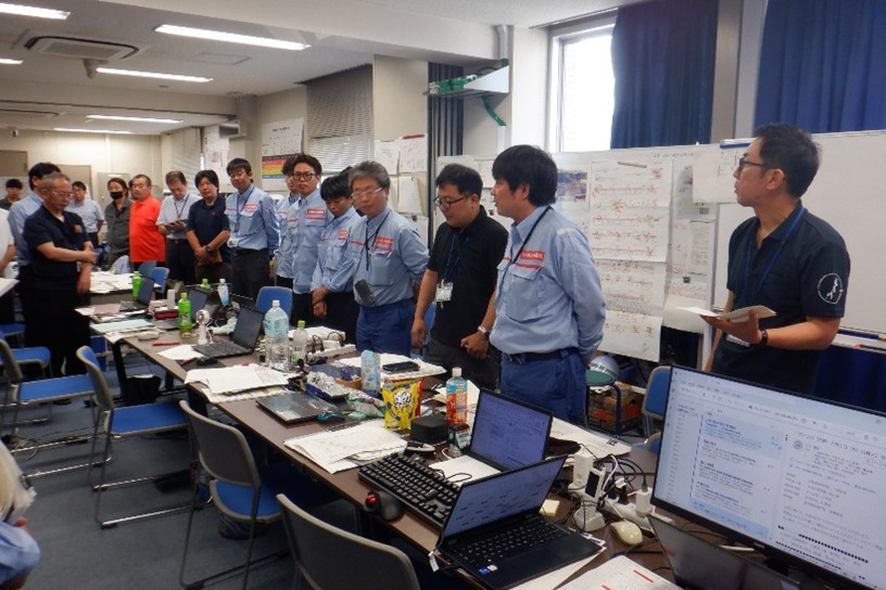 mlit_yatsushiro's tweet photo. 令和８年熊本地震発生から１週間、庁舎のガス・水道が不通の環境下で、被災した職員もいる中、全職員が集まり球磨川・南九道の復旧状況に係る情報共有会議を行いました。八代河川国道事務所は一丸となり復旧復興へ取り組んでいきます！
＃令和８年熊本地震　＃九州地方整備局　＃八代河川国道事務所 https://t.co/vEULFlZrWR
