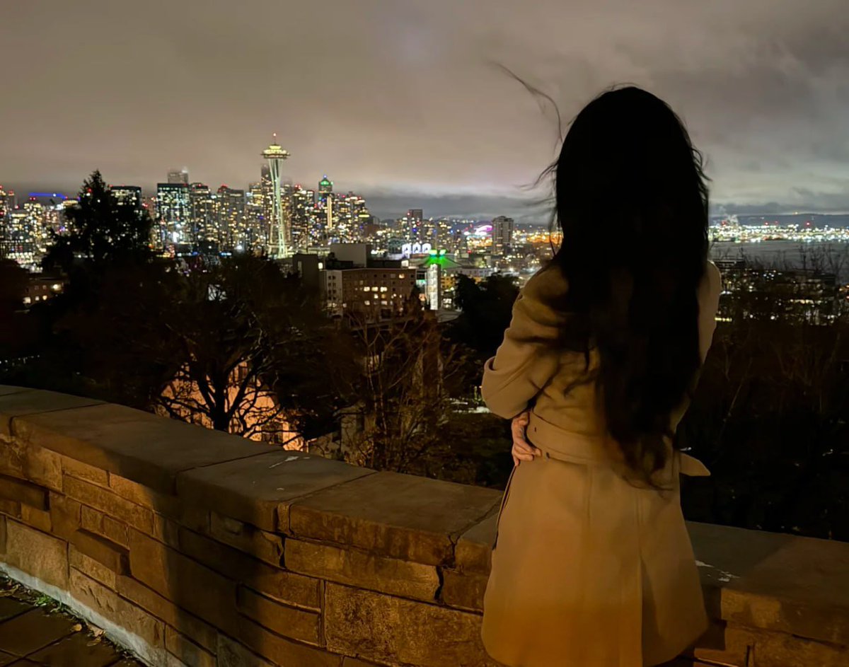 sonmesalwy's tweet photo. Standing still while the world glows below. A moment of calm above the noise🌆
Soft city lights, quiet heart...
#QuietMoments #CityLights #SeattleNights https://t.co/0osit4fA3c