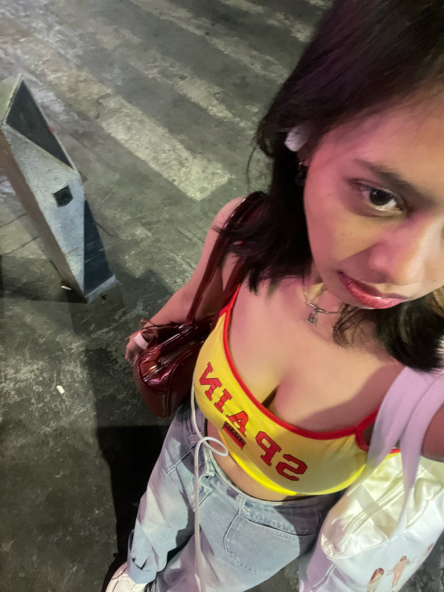 gelempeiye's tweet photo. Kemarin mlm after konseran gue lg berdiri disini, tbtb di samping gue ada cowok lg telponan, terus tbtb dimatiin dan say hi ke gue. Dia bilang ke gue gini “ bro bentar gue liat cewe cantik, gue harus matiin dulu telponnya “ jujur gue maluuu bcs i’m not pwetyyy😭. Dan tau ga dia kira gue masih bocah woylah dan pas gue bilang gue umur 26 dia ga percaya dong 😁. Dan akhirnya kita jln” sebentar sebelum gue pulang 😋