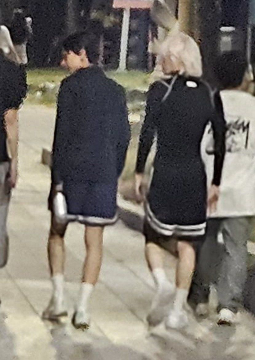 0_3Sungh0's tweet photo. 명냥즈 데뷔 전에도 재현이 입사한지 얼마 안됐을 때 둘이 여권 때문에 강남구청 갈 일이 있었는데 버스 간격이 길어서 둘이 정류장에 앉아서 깊은 이야기 나눴다는 이야기도 그렇고
둘이서 자전거 타러 한강에 가기도 하고 덕수궁 돌담길에서 이야기 나누기도 하고 밤바다 바라보면서 진대하고 목격담도 부산 밤바다인걸 보면 둘이 낭만을 찾는 모습이 비슷한거 같아서 마음이 좋다 .. ⸝⸝o̴̶̷̥᷅  ̫ o̴̶̷̥᷅⸝⸝