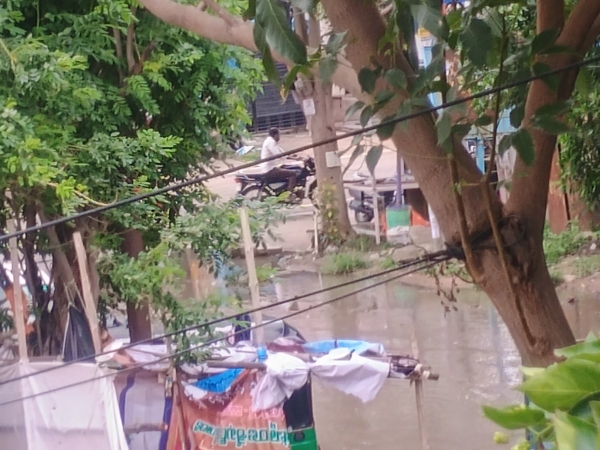 ksmcube's tweet photo. @HMWSSBOnline @Comm_HYDRAA Request consider for free water flow near HUDA park near Vanasthalipuram 2BHK houses. When rains this entire area gets WATER Clogged due to high platform built at HUDA park entry leading commuters falling and hurting self https://t.co/rri1LNQ2S6