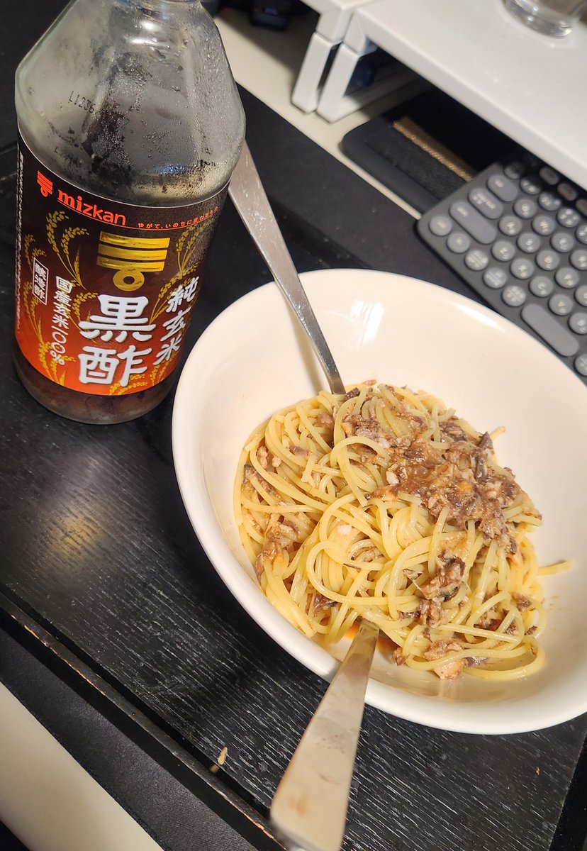 KURAYA_77's tweet photo. 最近はパスタの仕上げに黒酢を小さじ２杯回しかけるのにハマっております( ˘ω˘)
独特の香りと酸味で、ナンプラーを使ったタイ料理っぽくなるのでオススメです～🍝 https://t.co/C7PAFLtAJ7