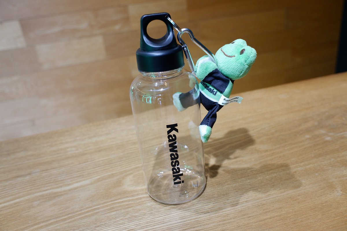 p_chigasaki's tweet photo. 皆様、こんにちは。
カワサキプラザ茅ヶ崎です。
「Tシャツフェア」引き続き開催しております。
ノベルティ第二弾は「カラビナ付きクリアボトル」となります。
#バイク #着るカワサキ #カワサキのある生活 https://t.co/kUeZAEWX3B
