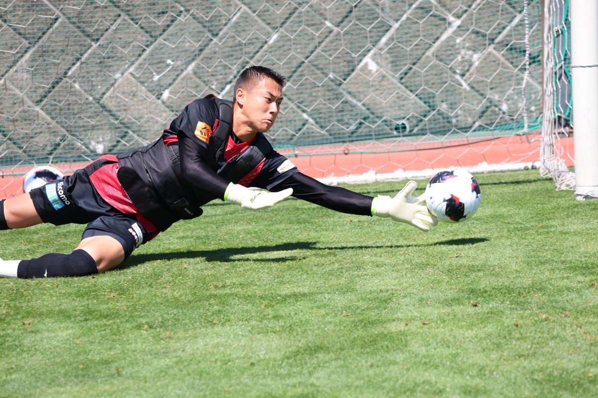 consaofficial's tweet photo. Training Photos📸

ホーム開幕戦まで後4️⃣日🔴⚫️
スタメンを掴むのは誰だ！

🏆明治安田J2リーグ 第1節
🆚#徳島ヴォルティス
🗓 8/8(土) 14:45KICKOFF
🏟#大和ハウスプレミストドーム

チケット発売中🎫
https://t.co/NCJoIoLVAd

#consadole #コンサドーレ https://t.co/65jQLilq1P