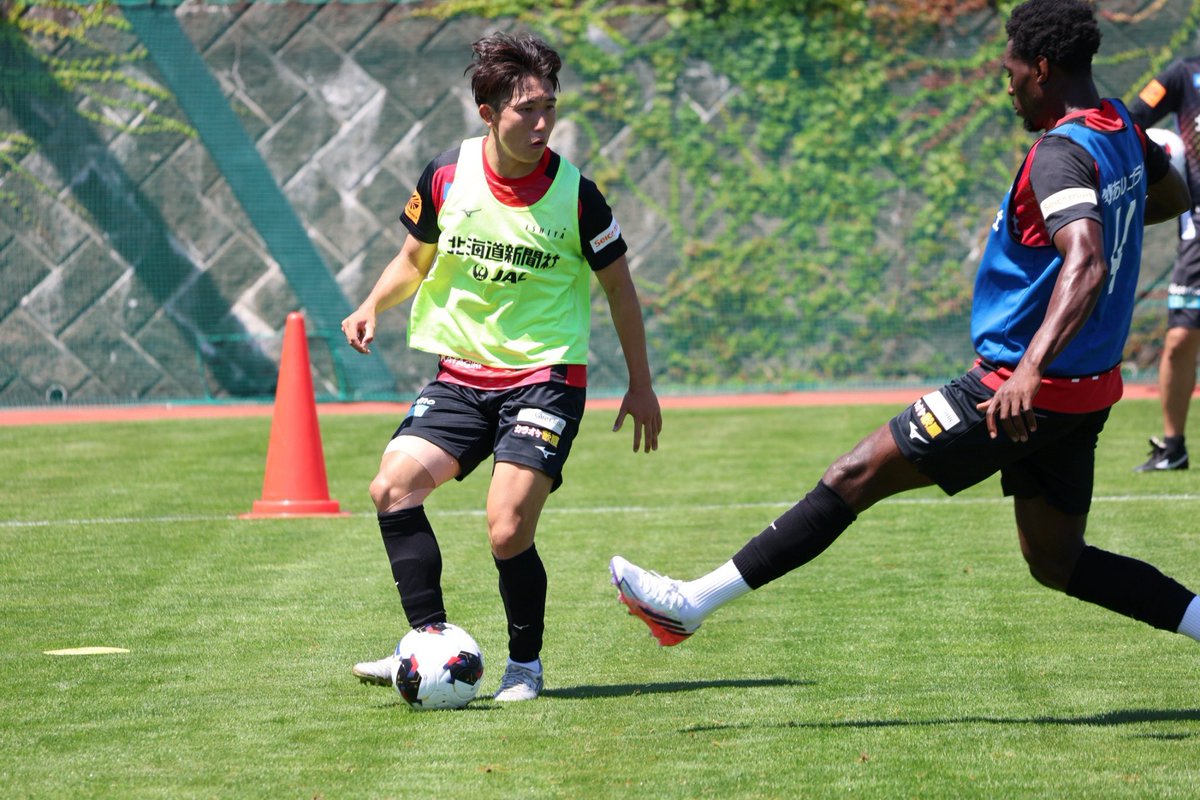 consaofficial's tweet photo. Training Photos📸

ホーム開幕戦まで後4️⃣日🔴⚫️
スタメンを掴むのは誰だ！

🏆明治安田J2リーグ 第1節
🆚#徳島ヴォルティス
🗓 8/8(土) 14:45KICKOFF
🏟#大和ハウスプレミストドーム

チケット発売中🎫
https://t.co/NCJoIoLVAd

#consadole #コンサドーレ https://t.co/65jQLilq1P