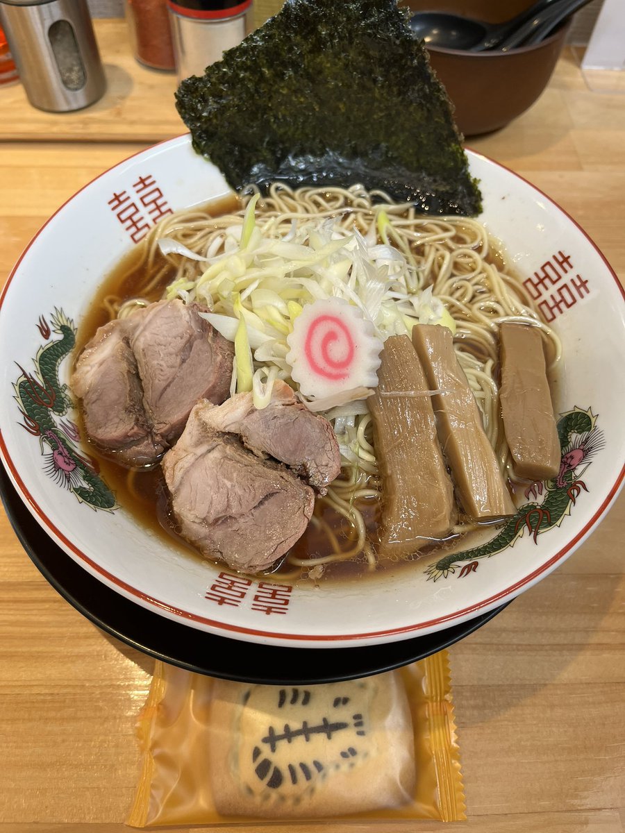 ramenlikemakio3's tweet photo. 館林　ラーメン おと

限定　秋刀魚節の中華そば 醤油 大盛り

🍜おと通算46杯目

弥七×おとの限定秋刀魚節！めちゃくちゃ美味い！今日あって良かった😭マ⚪︎毛ボッサリゆーの忘れてた😇

本日も色々ありがとうございました！🙇‍♂️

#リーゼントラーメン
#愛情盛りでカロリーアップ
#ラーメンおとガチ勢 https://t.co/9xPJ1HIrED