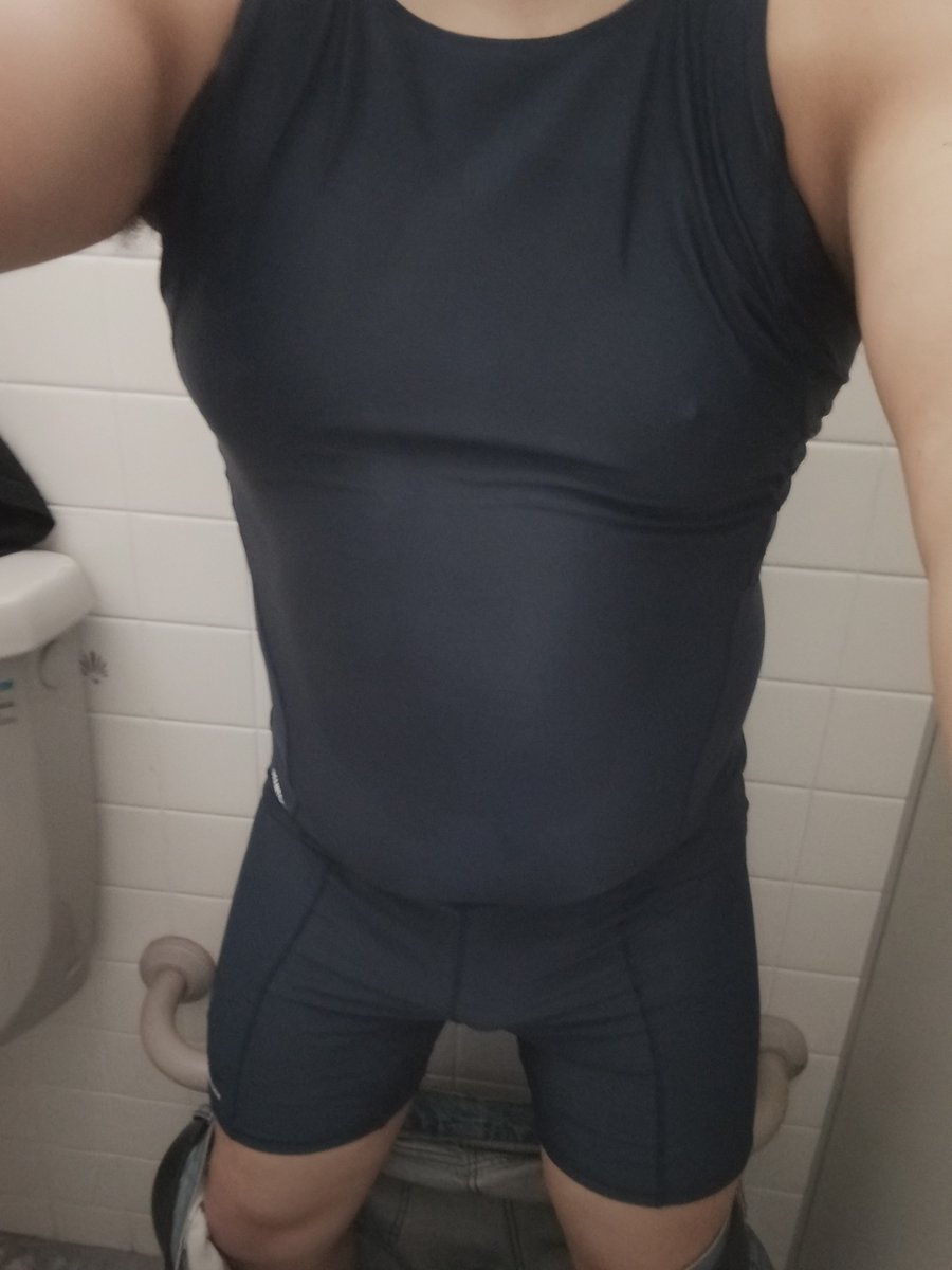 OSSlove29's tweet photo. ということでトイレでスク水❤
汗がすごい😊 https://t.co/YY8JaYJeqH