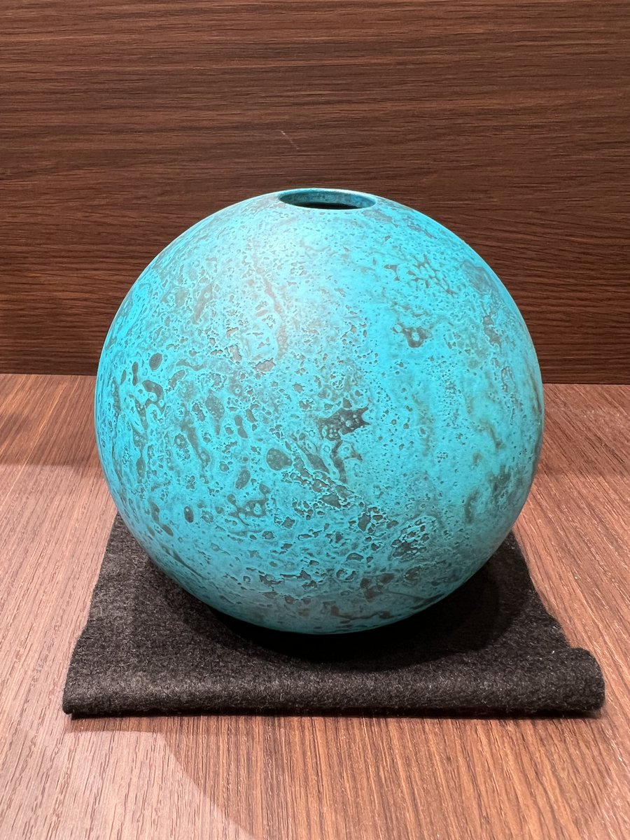 T_ocul's tweet photo. ✨✨新商品紹介✨✨
『いちりん　grobe』

重さはなんと！1080g！
このずっしりとした重厚な鋳物の一輪挿しがシンプルなデザインと鮮やかな色味で”花と空間を彩ります”！

オンラインショップへはこちらから！
（オンラインショップは送料無料！）
https://t.co/jtkgEnyGIQ

#高岡銅器 #折井ブルー https://t.co/9amFTLwaf5
