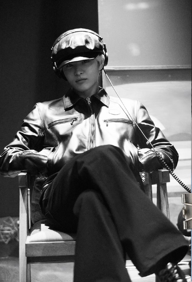 parkbeaus's tweet photo. jihoon in the studio 🎧 https://t.co/OGcNGJF5Ld