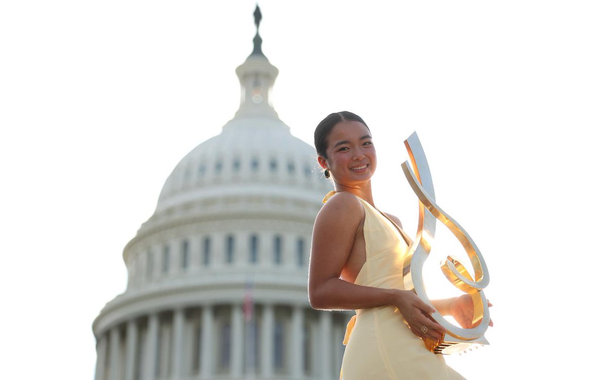 TheTennisLetter's tweet photo. Alex Eala’s trophy photoshoot after winning her first title in Washington. 

Stunning. 💛

(via @mubadaladcopen) https://t.co/0TALVQTpnJ