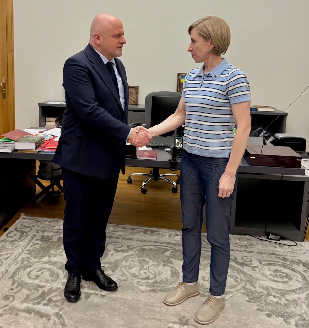pawelkowalpl's tweet photo. 🇵🇱🇺🇦 Ekshumacje w kolejnych miejscach, współpraca naukowa historyków, otwarte wszystkie archiwa a także współpraca gospodarcza. Planujemy w szczegółach realizację postanowień pana premiera D. Tuska i prezydenta Ukrainy W. Zełenskiego. Spotkania w Kijowie rozpoczynam od rozmowy z wiceszefową Administracji Prezydenta min. Iryną Wereszczuk. Dziękuję za długie konkretne spotkanie – o następnych będę niebawem informował.

@rada_plua 
@KSZ_SejmRP_ 
@KrzysztofKubon