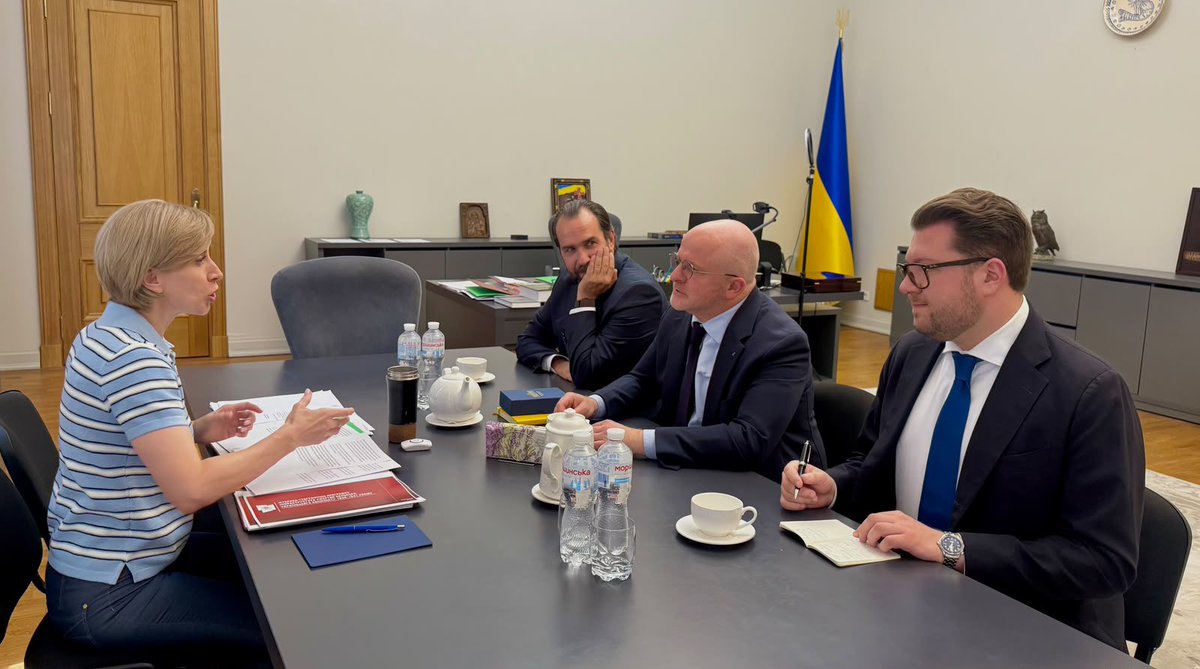 pawelkowalpl's tweet photo. 🇵🇱🇺🇦 Ekshumacje w kolejnych miejscach, współpraca naukowa historyków, otwarte wszystkie archiwa a także współpraca gospodarcza. Planujemy w szczegółach realizację postanowień pana premiera D. Tuska i prezydenta Ukrainy W. Zełenskiego. Spotkania w Kijowie rozpoczynam od rozmowy z wiceszefową Administracji Prezydenta min. Iryną Wereszczuk. Dziękuję za długie konkretne spotkanie – o następnych będę niebawem informował.

@rada_plua 
@KSZ_SejmRP_ 
@KrzysztofKubon