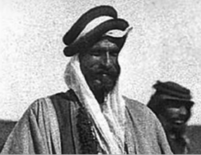 YMA1t's tweet photo. صدري اللي من مقابيض الشطون 
غاديٍ  مثل .. المضيق الهرمزي 

 خابت الهقوه وخابن الضنون 
فيك  يابنك  الغناه  المركزي 

أصوكٍ راسه على حد المزون 
ما علاه الا (العقال المرعزي )

مير حنا .. ماتعلقنا المتون 
روسنا علياء .. وفيها نعتزي 

كل شي لو كان في الدنيا يهون 
كون طيحة من هقيته معنزي

كن وقعه يوم طاح من العيون 
مرعزيٍ .. طاح من راس عنزي