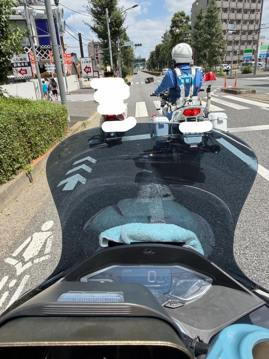 tenseishitaro's tweet photo. 白バイに停められてた配達員が居たんだけど、違反しても配達途中だと終えるまで待ってくれるというか着いてきてくれるのか😂
しばらく3人で走りました笑
にしても何したんだろー https://t.co/IOEVf89rJH