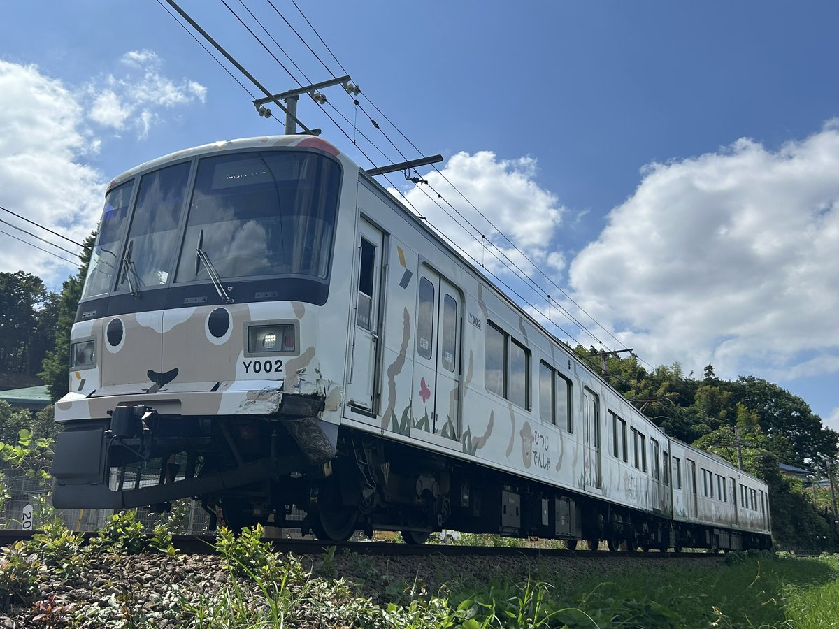 AOfcvq's tweet photo. こどもの国線トラックと衝突したY002編成の該当車輸送　
破損した部分がよく見えますね
#東急#こどもの国線#事故 https://t.co/2NYmU9HeBG