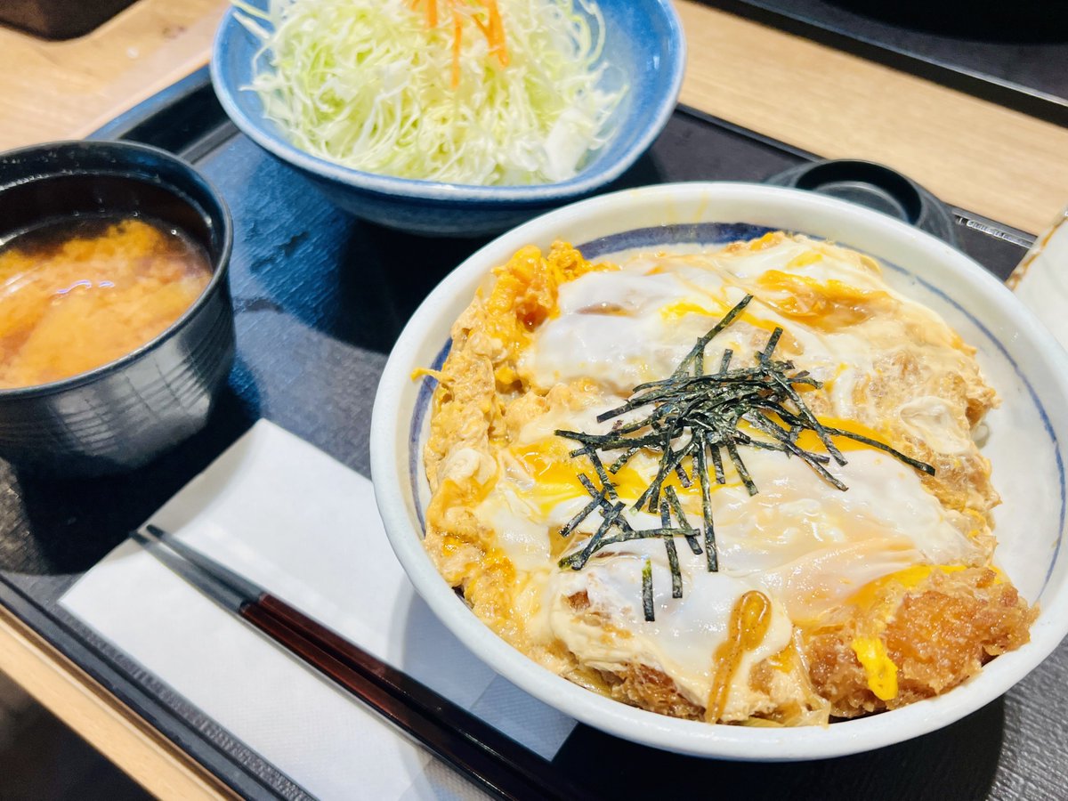 nekotenchompp2's tweet photo. 結果はまさかの同率1位…！😳💕
ということで…🐾

＼ 卵とじのロースカツ丼にしましたにゃ〜！🐱🍚✨ ／

だって一番好きなんだもんにゃ🤤💕
とっても美味しくいただきましたにゃ〜！

投票してくれたみんにゃ、ありがとにゃ🐾💗
次は味噌カツ丼も食べたいにゃ〜( ´꒳` ) https://t.co/kuFEfQb2Db