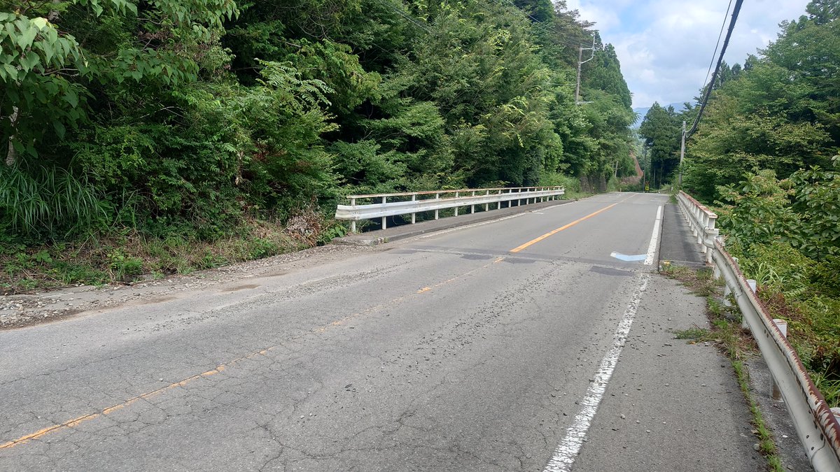 CxR56YzfG2bSo54's tweet photo. 【緊急】
#道志 #道志村 #道志みち
⚠️砂利が両車線ともに散乱している箇所あり。
通過の際はご注意ください⚠️

位置的には
神奈川方向から見て
紅椿の湯手前の面倒臭いS字を超えた直後にある
小さな橋の辺りです。

■Map
https://t.co/YB53bdkBaf https://t.co/pS5jvwdg6H