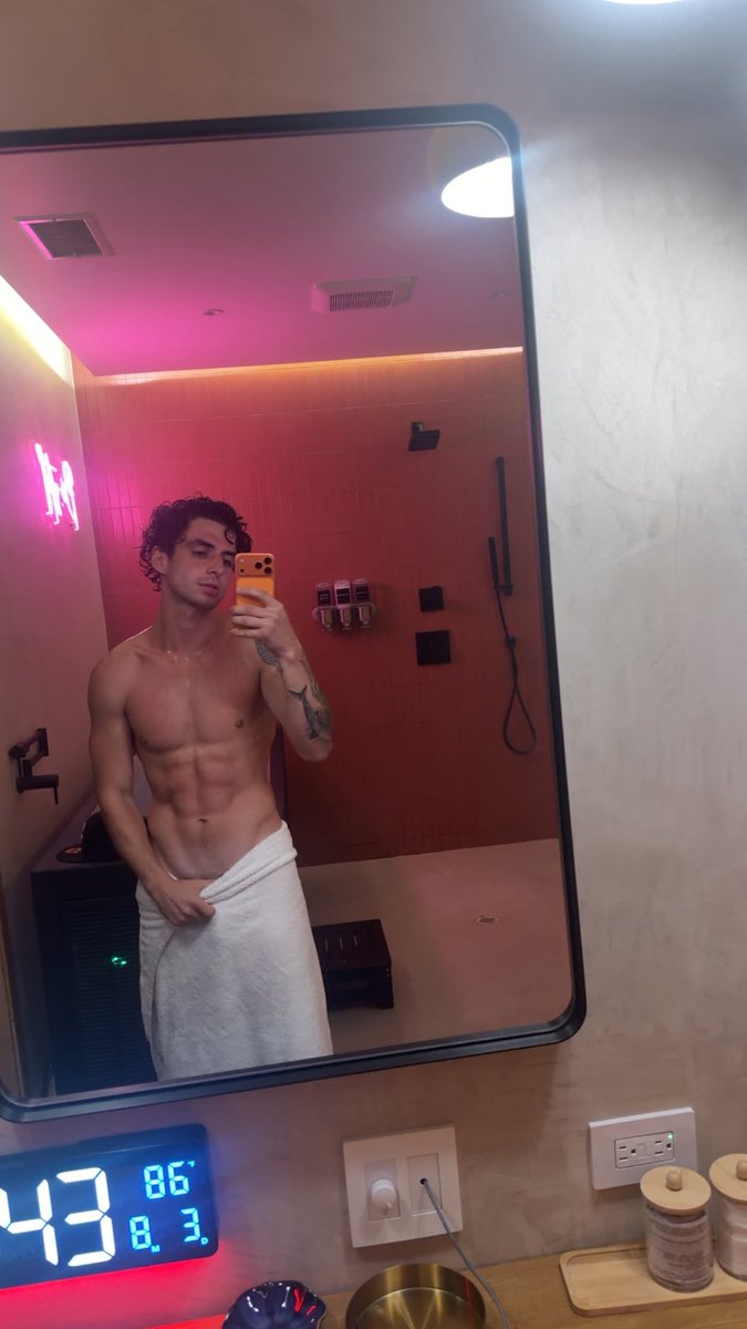 badzachh's tweet photo. post ice bath 🧊 https://t.co/uusAYki8ic