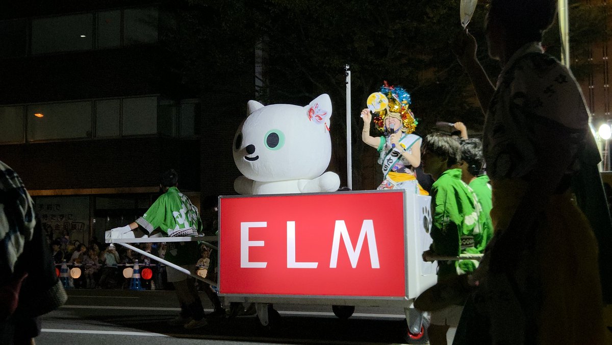 _mossom_'s tweet photo. ねぶたの題材🦊に合わせて、ヤマト運輸のネコちゃんが狐面付けててかわいかった https://t.co/QTqTWC2kTH
