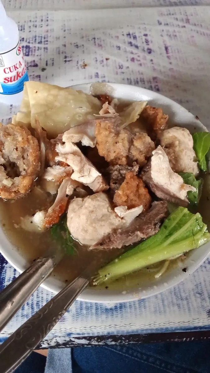 LiaAfri03881071's tweet photo. Yg Jogja yuk larisin bakso bapak ini . Pagi ini lewat,beliau udah sepuh dan dagangannya sepi g ada yg beli. Ini di sebelah puskesmas Gondokusuman pengok Jogja. 
Meski sudah usia senja beliau masih semangat mencari rejeki dengan jualan. Baksonya porsinya banyak.kuahnya gurih ngaldu dan pokoknya ini bakso rasa jadul bgt. In this economy yukkk larisin bakul2 kecil. Viralin guysss biar bantu share sebanyak2nya. Biar bapak laris baksonya.😭😭
cc: ikaratna. sr