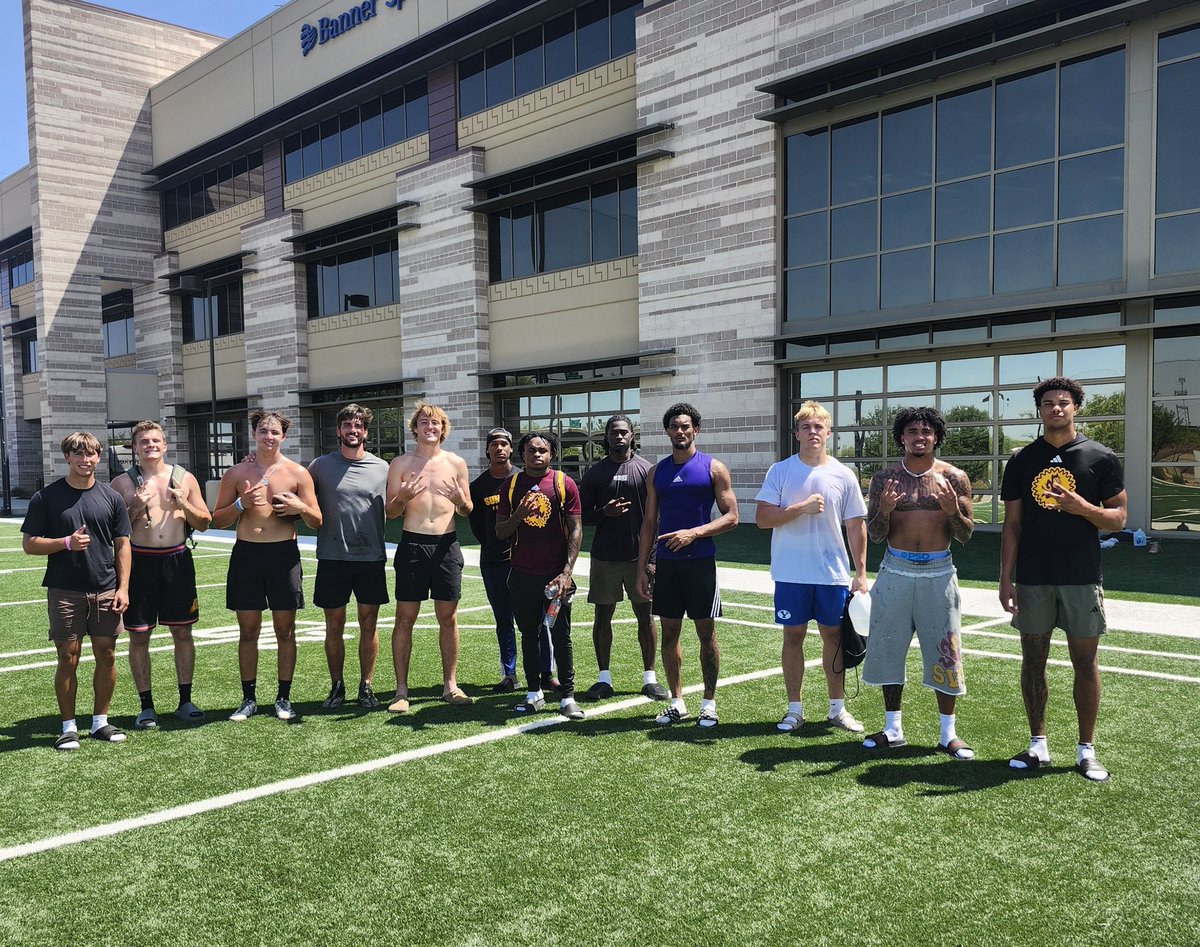 Elev8QBacademy's tweet photo. Work @Jackplummer13 @Enoch_Watson1 @cutterBoley @grant_guidry2 @CohillAndrew @LukeBerlin10 @roskopf_blake @KaneAnetema @HaskellWilliam4 @GiordanHanks @_elimanzanares @Brooks_Coppock6 @Rober1Knorr_ @JacobNewborn1 @Charlie_LeVinus @MarchiolNicco @quarterbackmag https://t.co/HFdQqJmIi8
