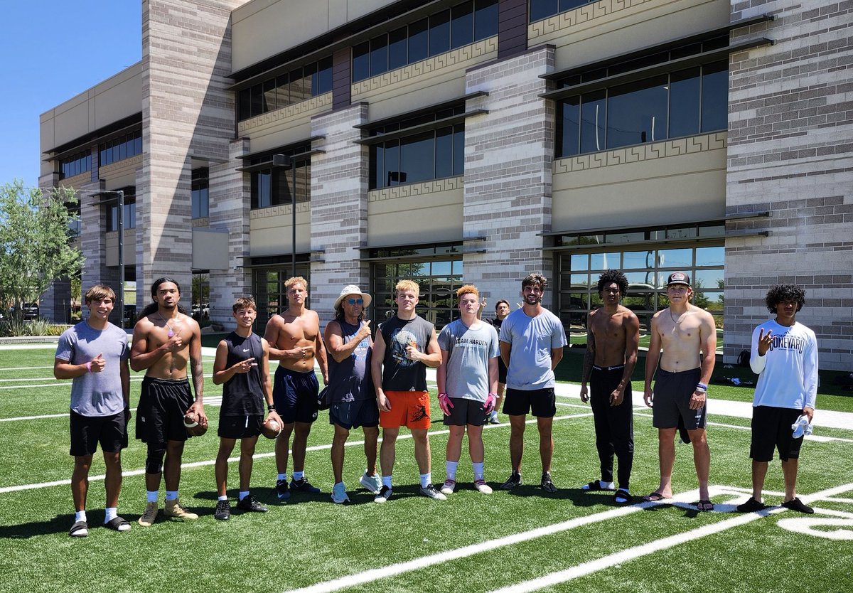 Elev8QBacademy's tweet photo. Work @Jackplummer13 @Enoch_Watson1 @cutterBoley @grant_guidry2 @CohillAndrew @LukeBerlin10 @roskopf_blake @KaneAnetema @HaskellWilliam4 @GiordanHanks @_elimanzanares @Brooks_Coppock6 @Rober1Knorr_ @JacobNewborn1 @Charlie_LeVinus @MarchiolNicco @quarterbackmag https://t.co/HFdQqJmIi8
