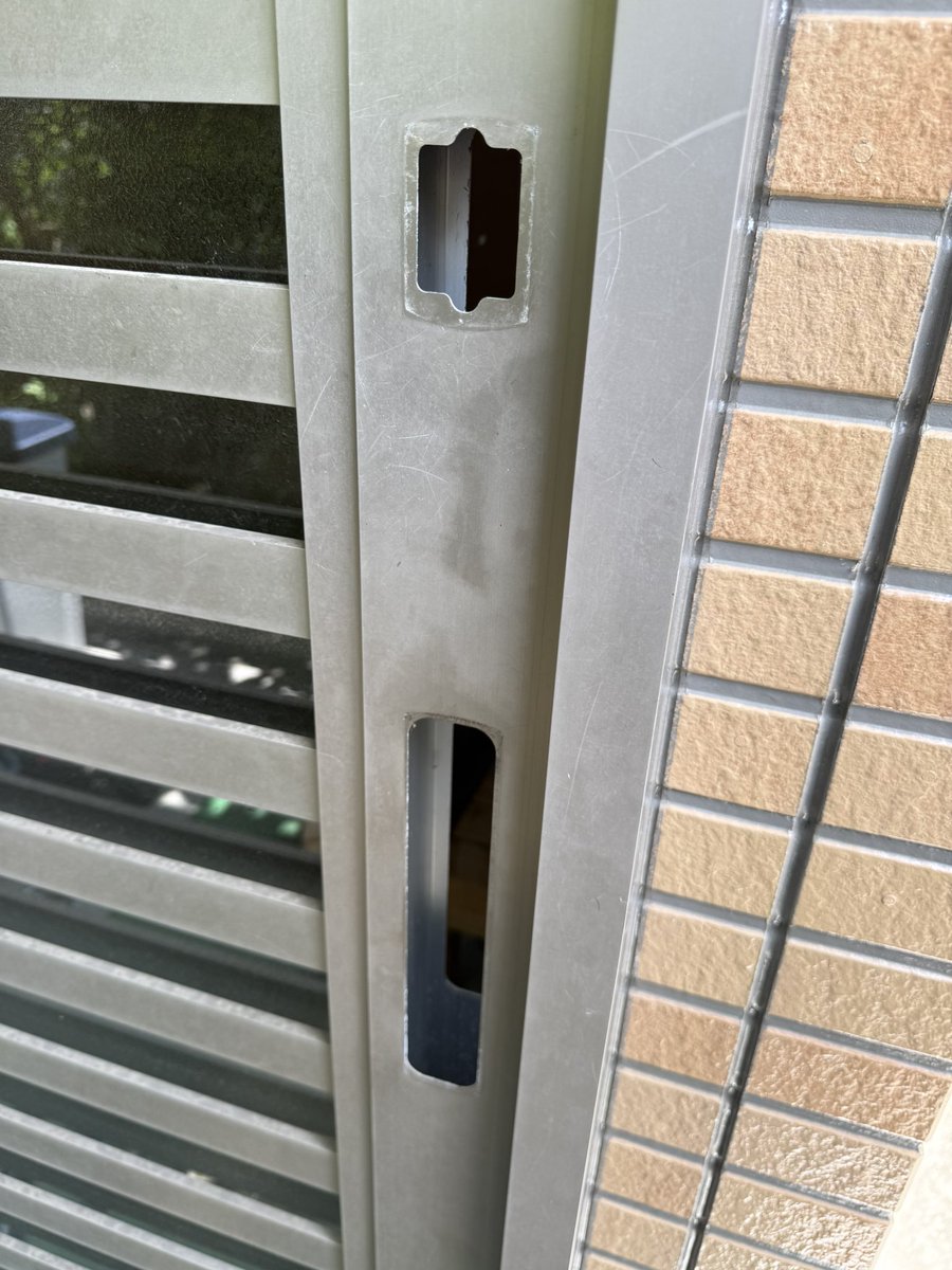 maimatsubara110's tweet photo. 【糟屋郡粕屋町】トステム断熱玄関引戸K4の鍵交換🔑
鍵を紛失されたためシリンダー交換を実施！約30分で交換完了😊
紛失した鍵では開けられなくなり、防犯面も安心です。
#糟屋郡粕屋町 #鍵交換 #カギの救急車舞松原 https://t.co/jAbB2E4iHX
