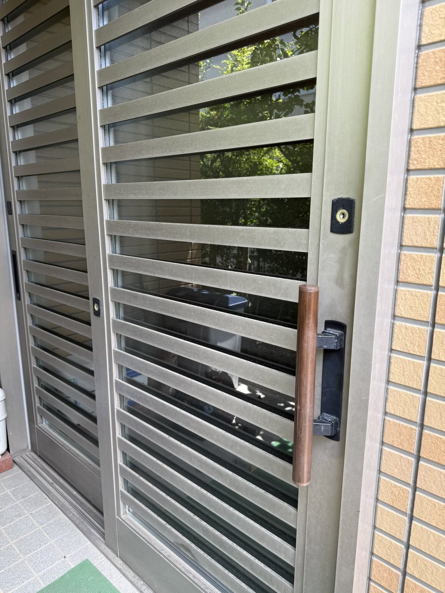 maimatsubara110's tweet photo. 【糟屋郡粕屋町】トステム断熱玄関引戸K4の鍵交換🔑
鍵を紛失されたためシリンダー交換を実施！約30分で交換完了😊
紛失した鍵では開けられなくなり、防犯面も安心です。
#糟屋郡粕屋町 #鍵交換 #カギの救急車舞松原 https://t.co/jAbB2E4iHX