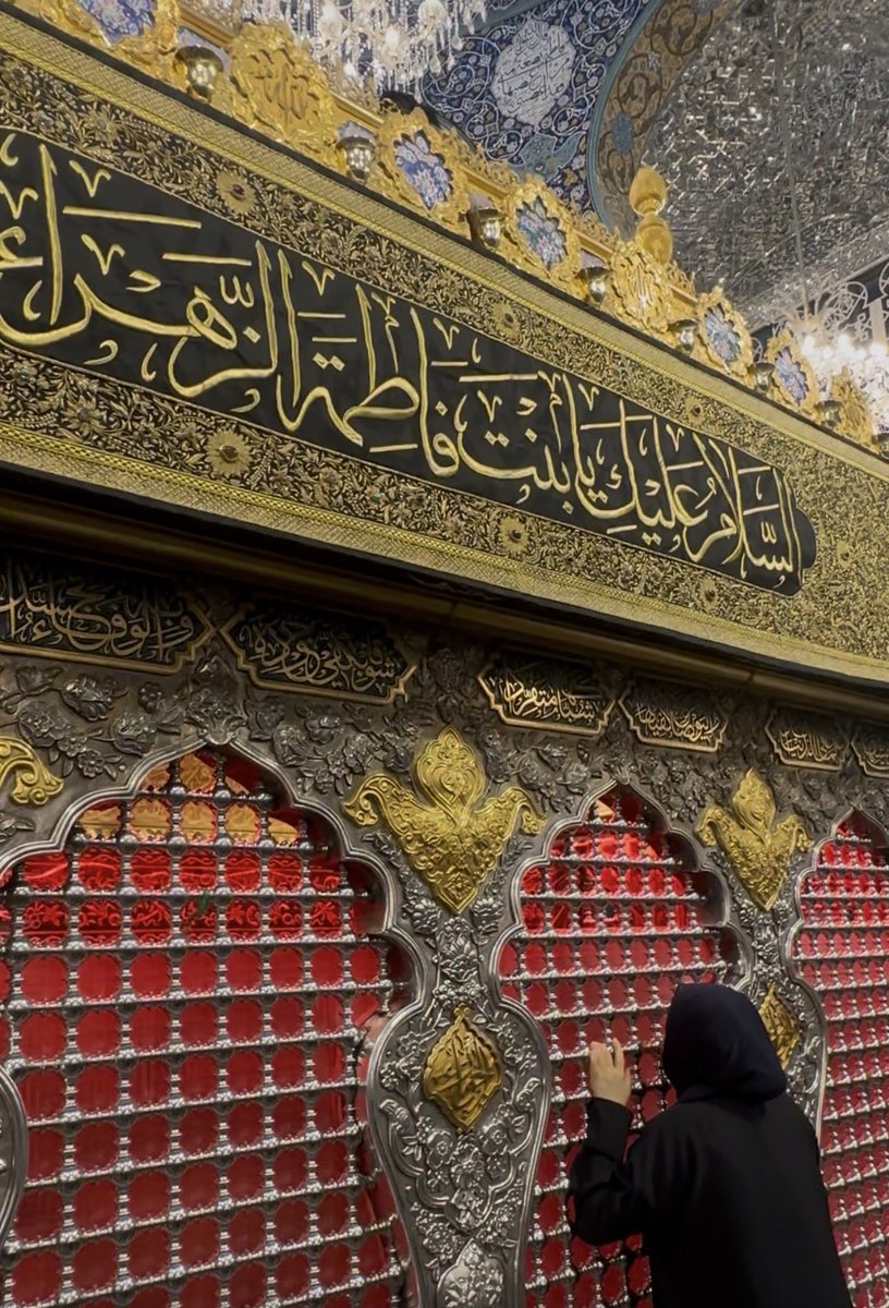NasimZehra's tweet photo. At Bibi Zaynab’s Roza in Damascus for Arba’yan.Respects and pursa to Bibi Zaynab,one of history’s most inspirational personality;the Icon of courage,resistance,faith,eloquence, knowledge &amp; grace.indeed who led the graceful struggle to keep Islam alive after the tragedy of Karbala https://t.co/jk7bphpeOv