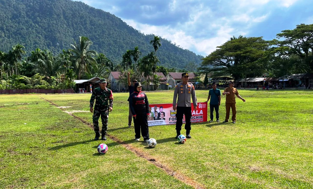 polresatim's tweet photo. Turnamen Piala Forum Geuchik Dibuka, Kapolsek Simpang Jernih Perkuat Sinergi dengan Masyarakat

"Dari lapangan inilah nilai kebersamaan, disiplin, dan sportivitas tumbuh."
@DivHumas_Polri 
@bidhumasaceh 
@spjernihpolsek 
https://t.co/8t4S3yDQid https://t.co/LVh9ZCNps9