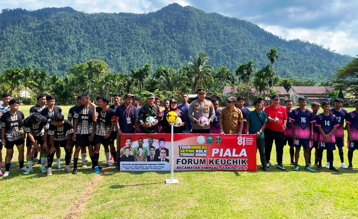 polresatim's tweet photo. Turnamen Piala Forum Geuchik Dibuka, Kapolsek Simpang Jernih Perkuat Sinergi dengan Masyarakat

"Dari lapangan inilah nilai kebersamaan, disiplin, dan sportivitas tumbuh."
@DivHumas_Polri 
@bidhumasaceh 
@spjernihpolsek 
https://t.co/8t4S3yDQid https://t.co/LVh9ZCNps9