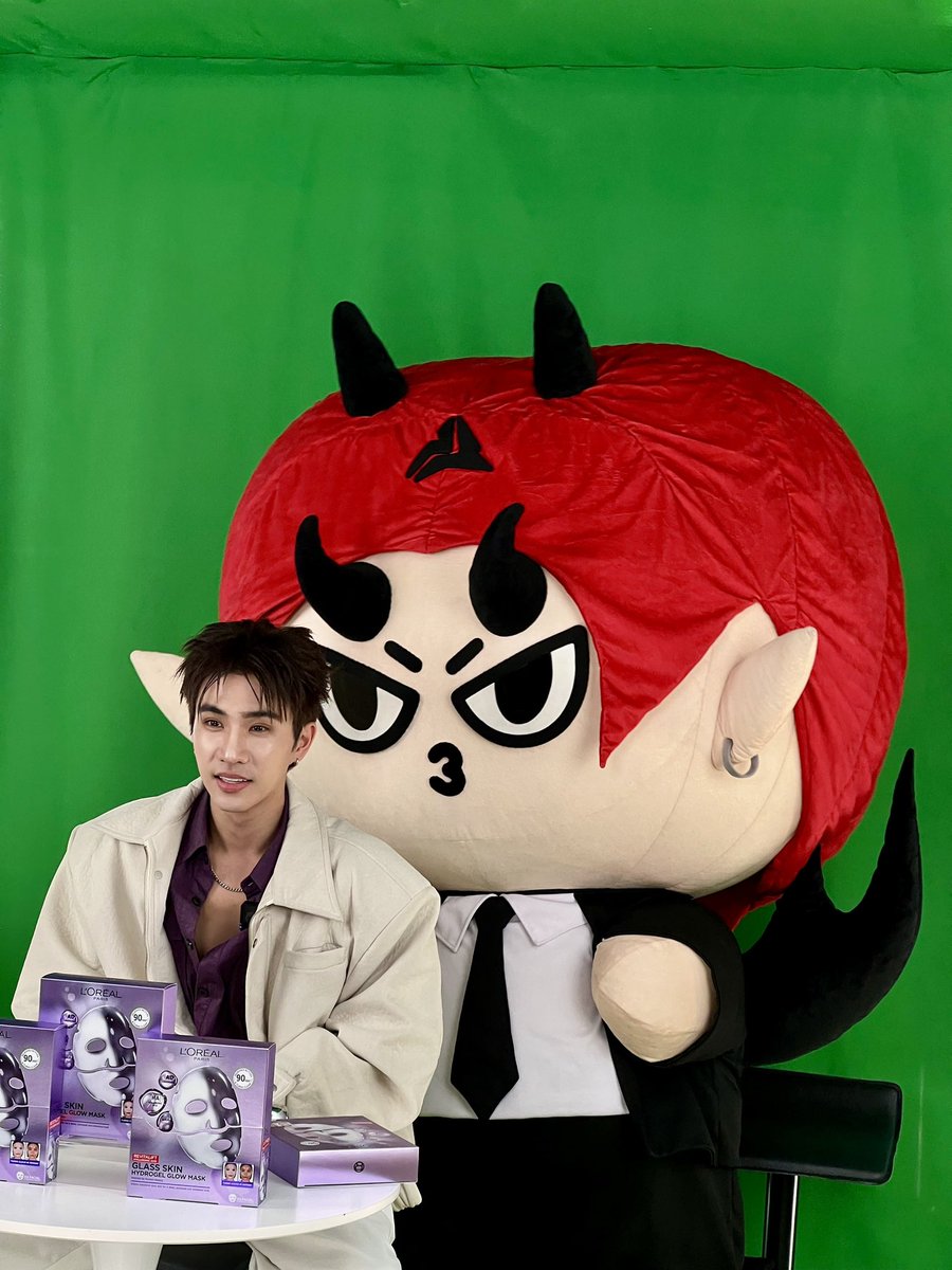 Suppawan2514's tweet photo. “นายท่าน”  กะ  “นายน้อย” แห่ง เด กัสโตร  ทำงานร่วมกันวันนี้ค่ะ…🖤😈

PERTHDOMIIA RADIANT GLOW

#LOrealHydrogelMaskxPerthDomiia https://t.co/T7gkwsXj0K